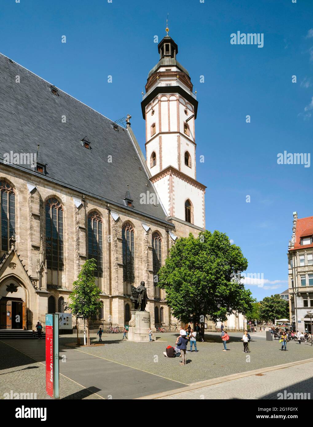 Thomaskirche mit Bachdenkmal, Thomaskirchhof, Leipzig, Sachsen, Deutschland Stockfoto