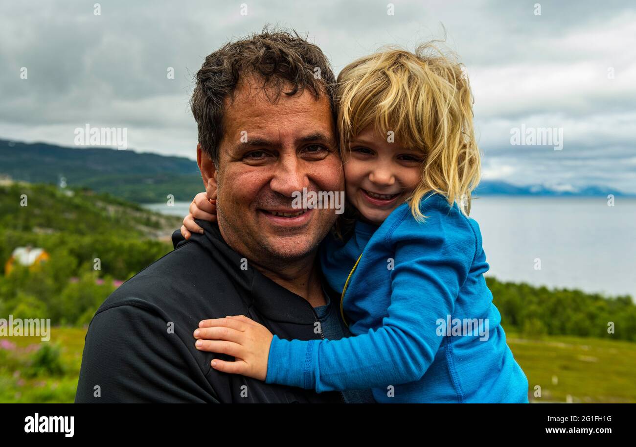 Vater mit Tochter, Alta, Norwegen Stockfoto
