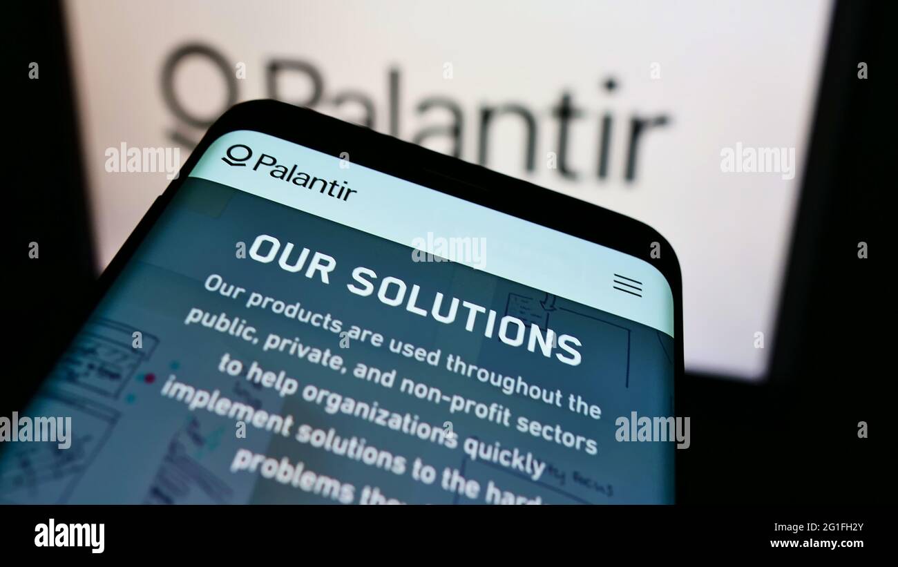 Smartphone mit Website des amerikanischen Softwareunternehmens Palantir Technologies Inc. Auf dem Bildschirm vor dem Logo. Konzentrieren Sie sich auf die obere linke Seite des Telefondisplays. Stockfoto
