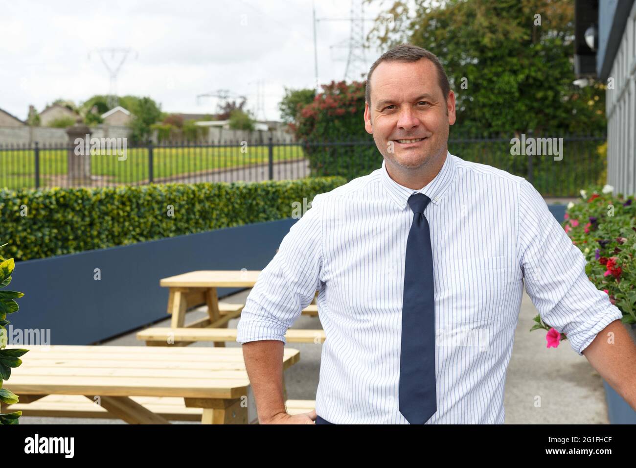 Cork, Irland. Juni 2021. Murphys Rock bereitet sich auf die Wiedereröffnung vor, Cork, Irland. Christopher Mc Carthy (Manager) stand im neuen Außenbereich der Murphys Rock Bar and Restaurant. Murphys Rock Bar and Restaurant befindet sich in der letzten Phase der Vorbereitungen für die Wiedereröffnung heute um 12 Uhr. Die Bar und das Restaurant sind eine von tausenden anderen Bars und Restaurants, die seit dem letzten Jahr wegen der Pandemie von Covid-19 wegen Sitzabendessen geschlossen wurden. Kredit: Damian Coleman/Alamy Live Nachrichten Stockfoto