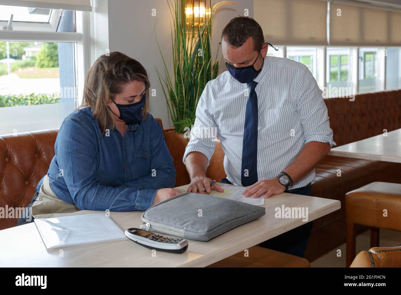 Cork, Irland. Juni 2021. Murphys Rock bereitet sich auf die Wiedereröffnung vor, Cork, Irland. Ciara O Sullivan und ChristPher Mc Carthy gehen vor der Wiedereröffnung einige abschließende Details durch. Murphys Rock Bar and Restaurant befindet sich in der letzten Phase der Vorbereitungen für die Wiedereröffnung heute um 12 Uhr. Die Bar und das Restaurant sind eine von tausenden anderen Bars und Restaurants, die seit dem letzten Jahr wegen der Pandemie von Covid-19 wegen Sitzabendessen geschlossen wurden. Kredit: Damian Coleman/Alamy Live Nachrichten Stockfoto