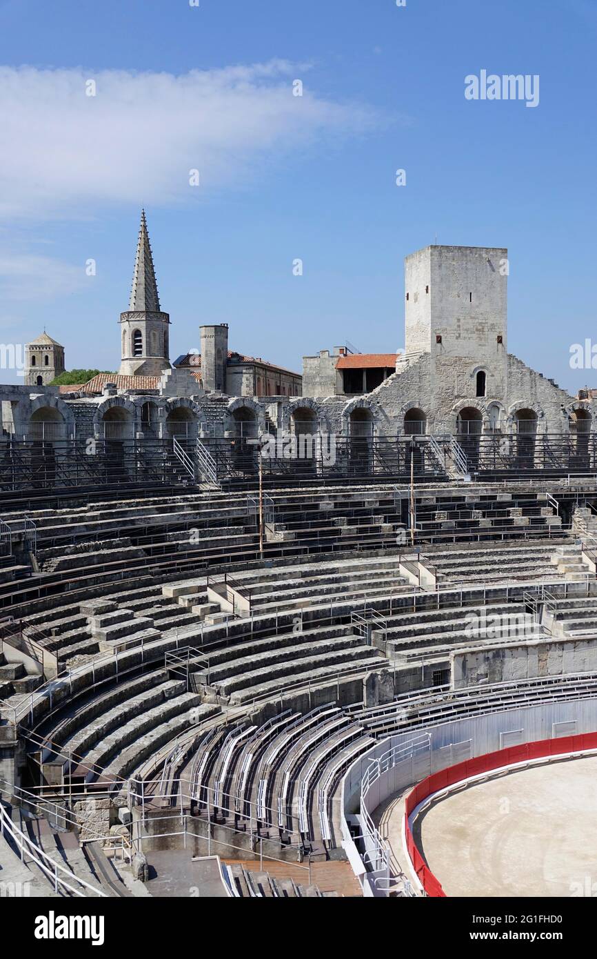 Amphitheater der römischen Arena mit erhaltenem mittelalterlichem Turm, Arles, Departement Bouches-du-Rhone, Region Provence Alpes Cote d'Azur, Mittelmeer Stockfoto