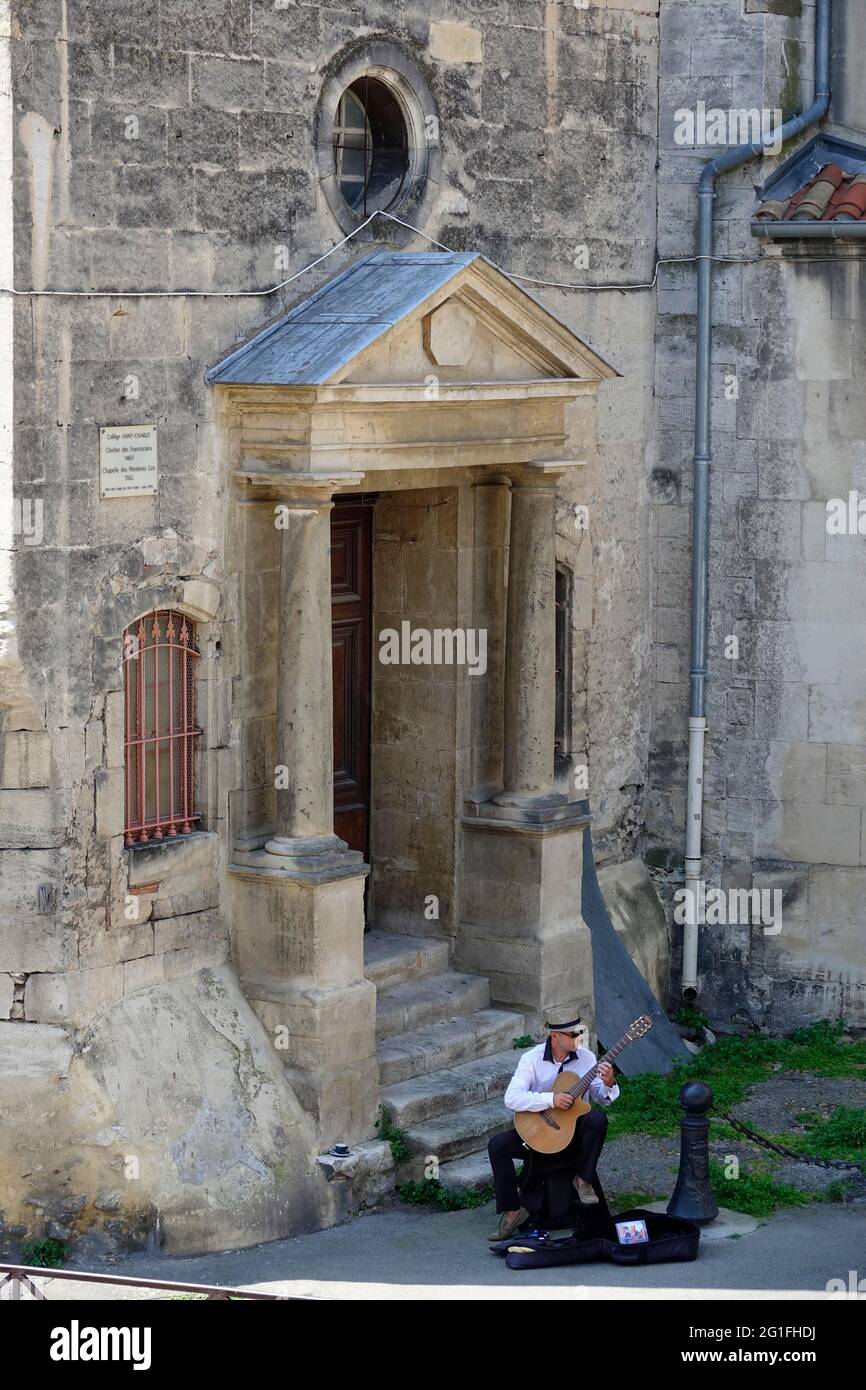 Ehemaliges Kloster Couvent des Cordeliers, vom Amphitheater aus gesehen, Arles, Departement Bouches-du-Rhone, Region Provence Alpes Cote d'Azur Stockfoto