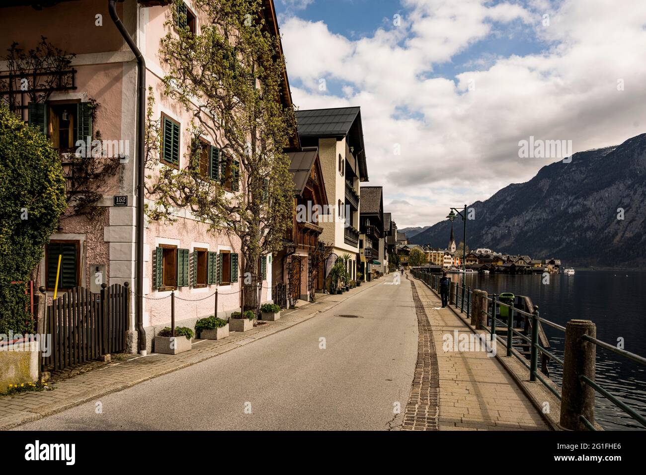 Menschenleere Seepromenade im UNESCO-Weltkulturerbe Hallstatt am Hallstätter See während der Coronazeit, Salzkammergut, Oberösterreich, Österreich Stockfoto