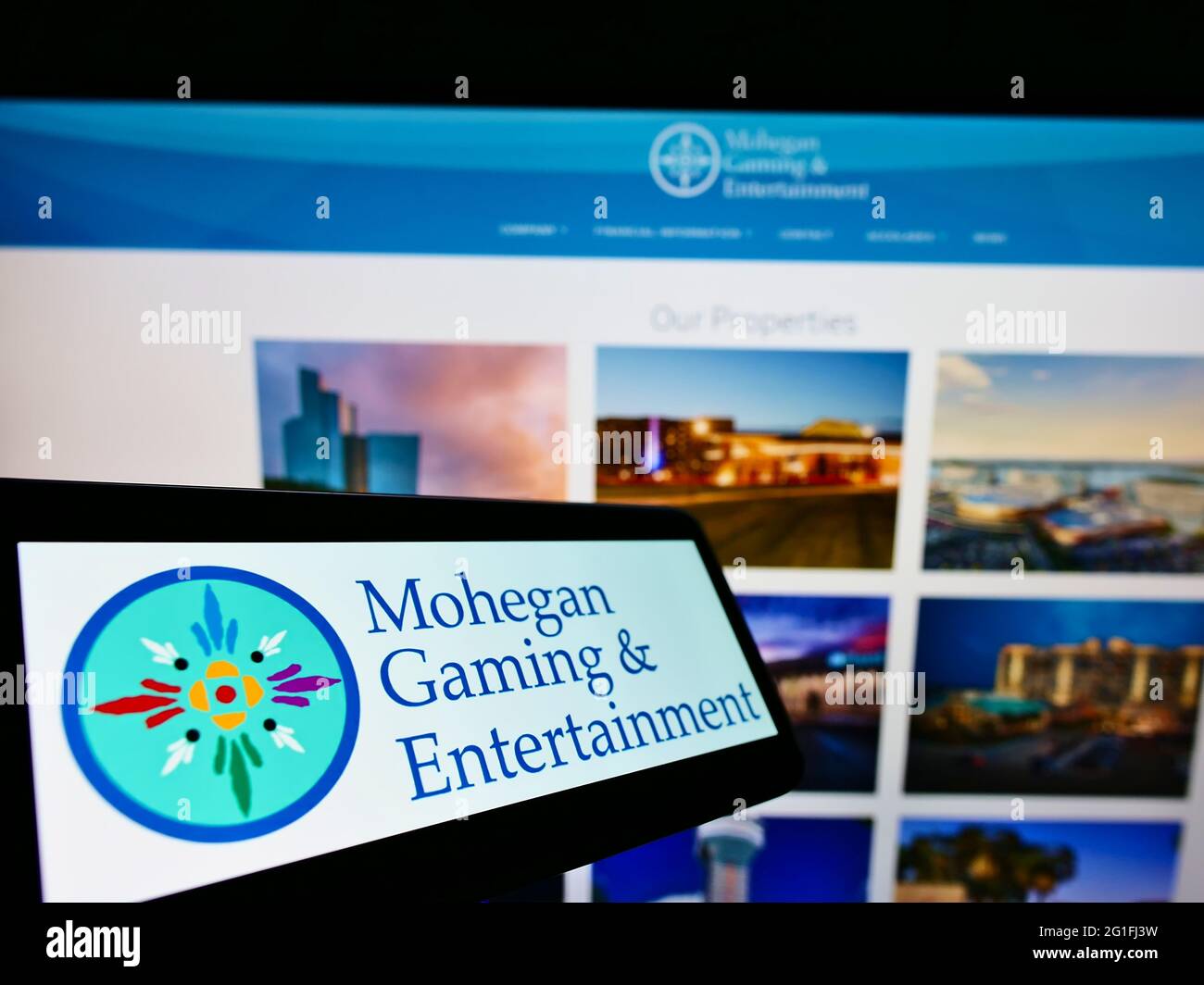 Handy mit Logo des US-Unternehmens Mohegan Gaming and Entertainment (MGE) auf dem Bildschirm vor der Business-Website. Konzentrieren Sie sich auf die Mitte des Telefondisplays. Stockfoto