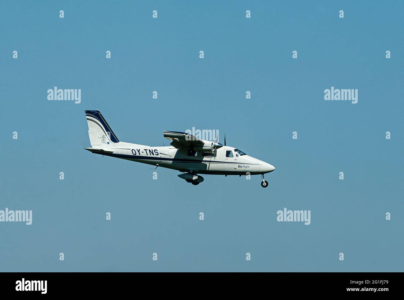 Ein in Dänemark registrierter Vulcanair P68C, der Ende Mai 2021 vom Flughafen Aberdeen abfliegt. Stockfoto