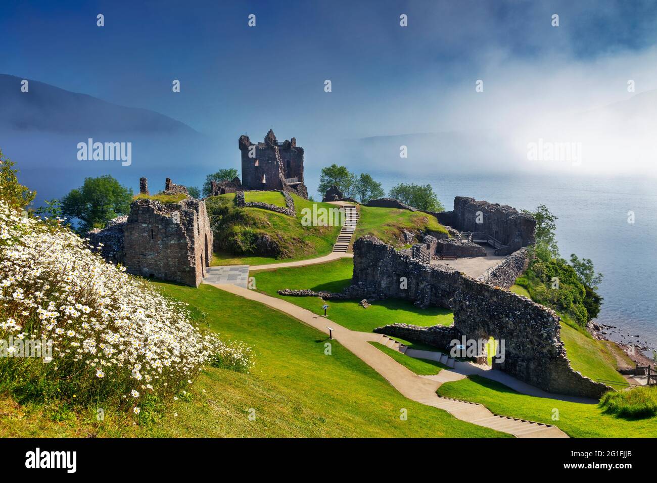 Burgruine, Turm und Mauern im Morgennebel, Urquhart Castle oberhalb von Loch Ness, in der Nähe von Drumnadrochit, Scottish Highlands, Schottland, Vereinigtes Königreich Stockfoto