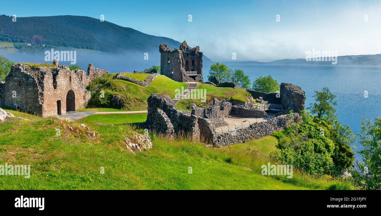 Burgruine, Turm und Mauern im Morgennebel, Urquhart Castle oberhalb von Loch Ness, in der Nähe von Drumnadrochit, Scottish Highlands, Schottland, Vereinigtes Königreich Stockfoto