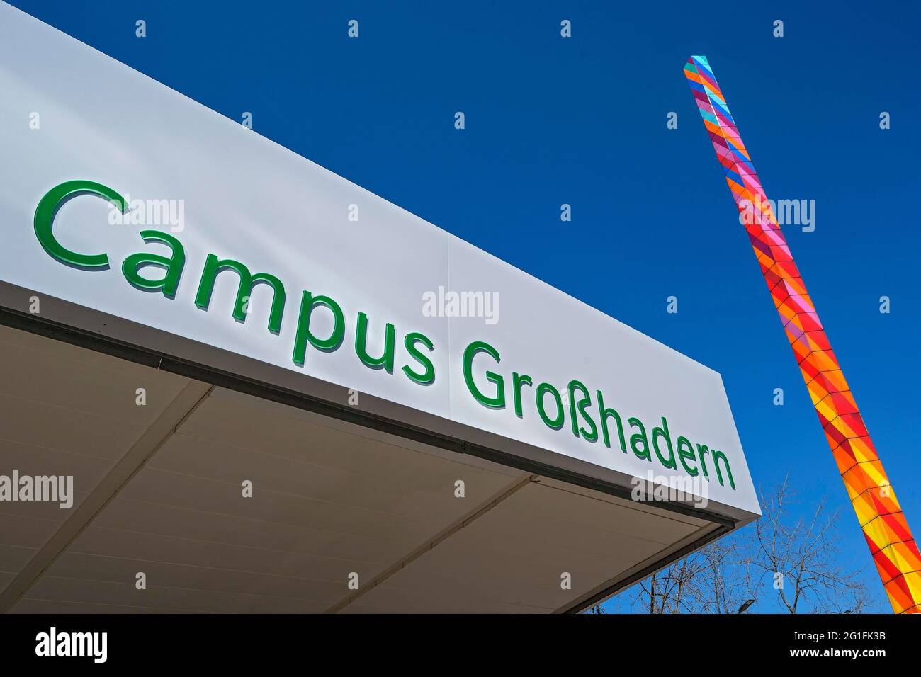 Beschriftung und Kunst auf dem Gebäude, Campus Grosshadern, LMU-Krankenhaus, München, Oberbayern, Bayern, Deutschland Stockfoto