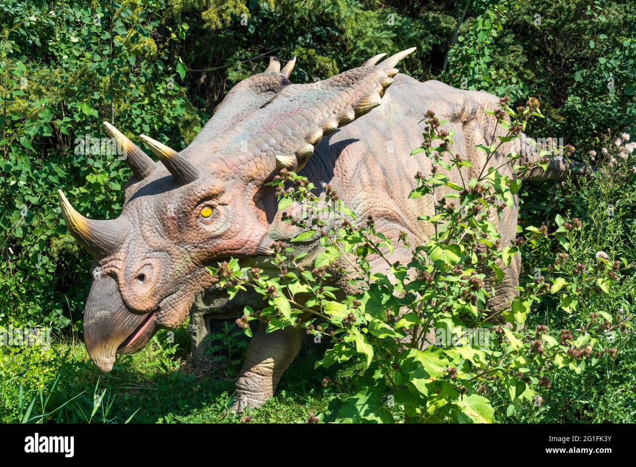 Statue eines dreihornigen Dinosauriers auf der Ausstellung der Dinosaurier im kanadischen Wunderland. Canada's Wonderland ist Kanadas größter Freizeitpark in Stockfoto