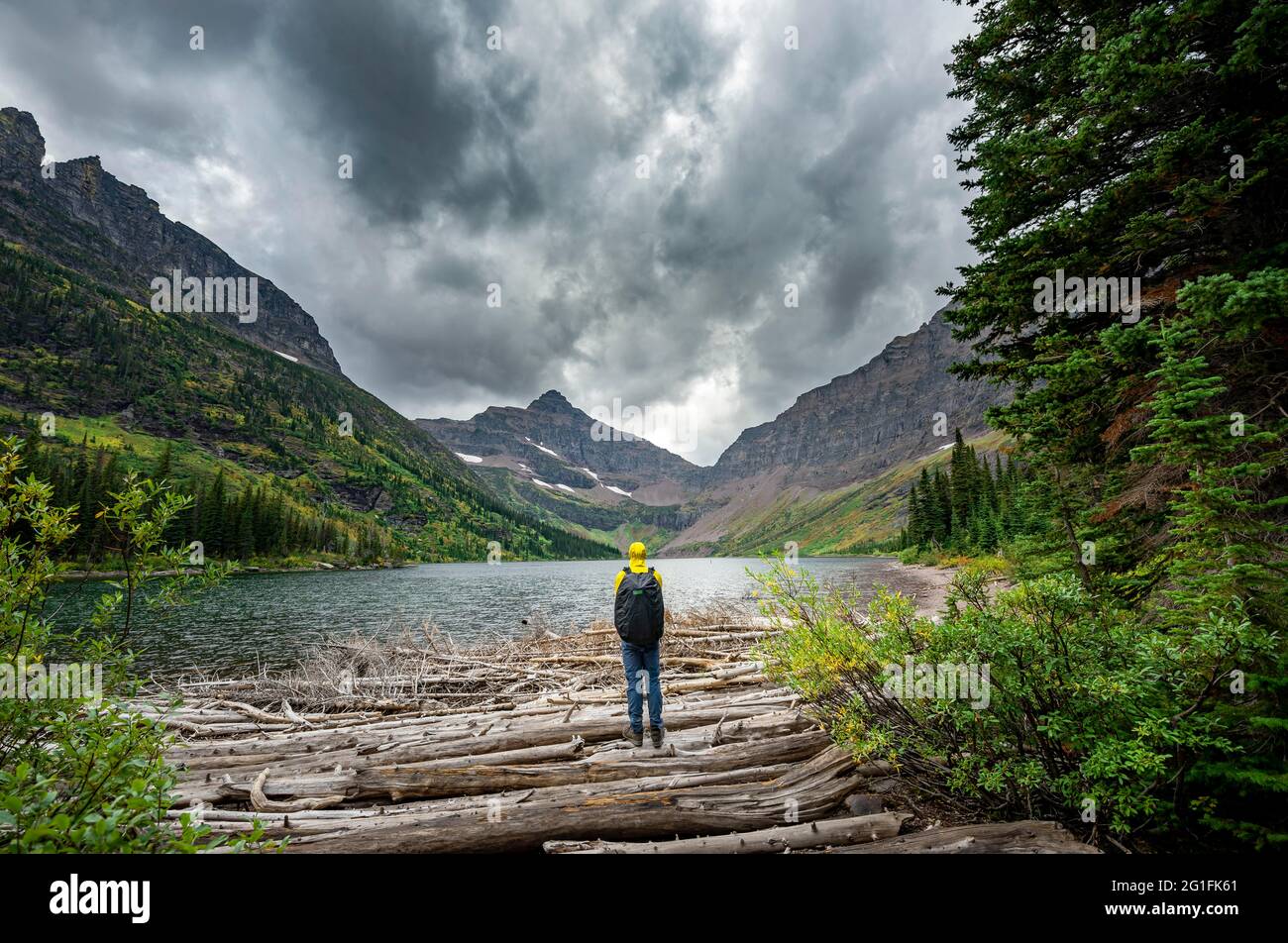 Wanderer am Upper Two Medicine Lake, Berggipfel Lone Walker Mountain und Mount Rockwell im Hintergrund, dramatische Wolken, Glacier National Park Stockfoto