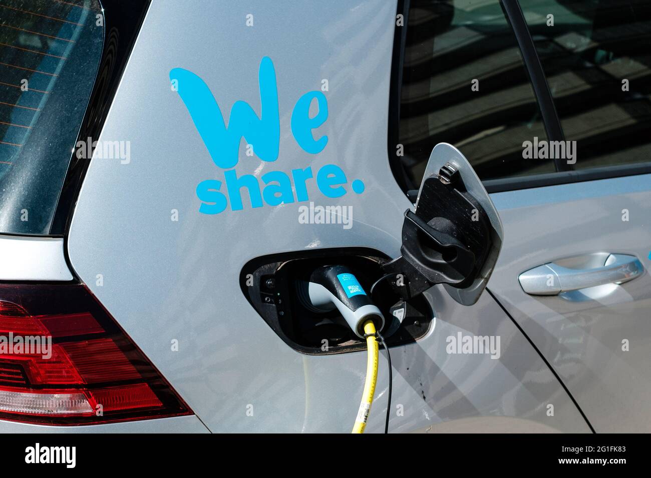 Berlin, Deutschland - August, 2020: WeShare Elektroauto wird an der Ladestation aufgeladen Stockfoto