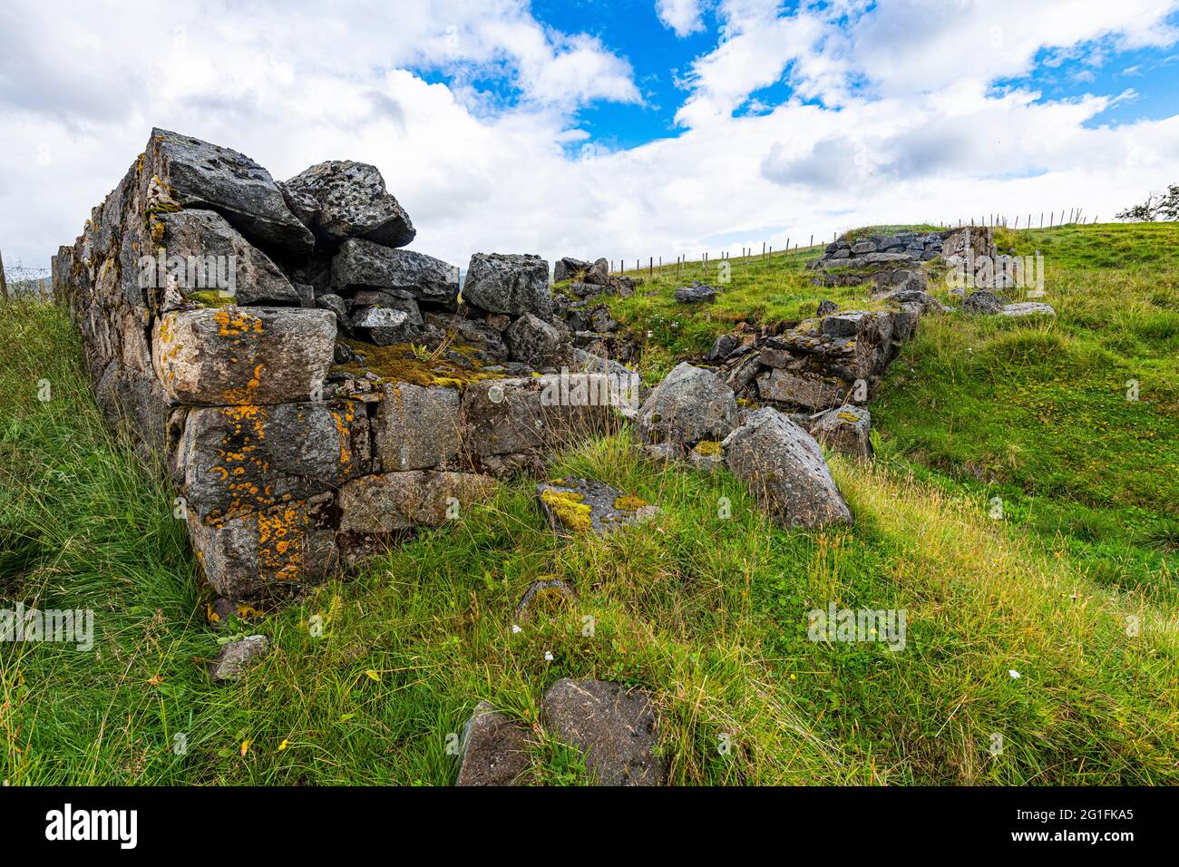 Ruinen einer wikingersiedlung im Lufotr Viking Museum, Vestvavoy, Lofoten, Norwegen Stockfoto