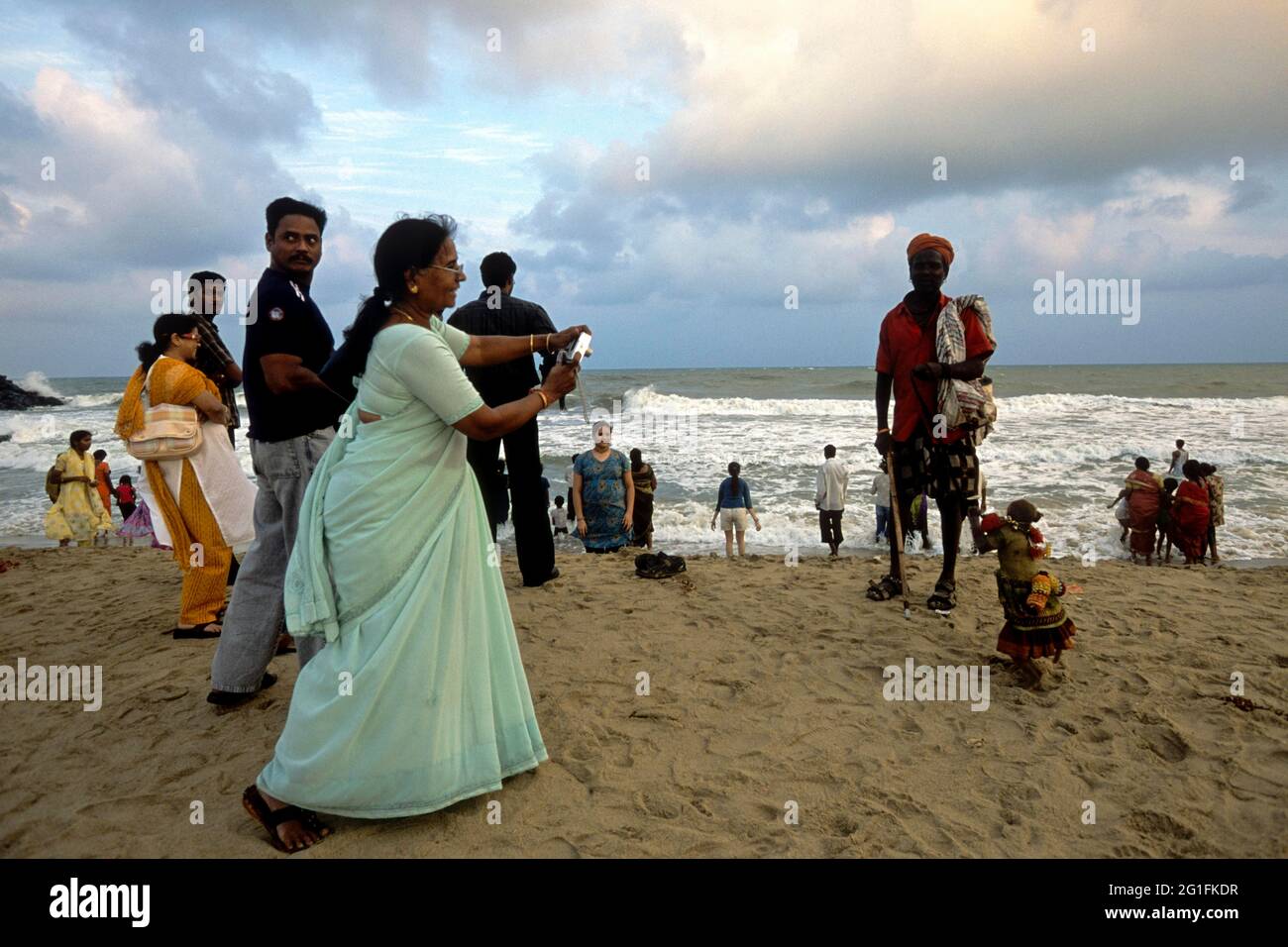 Touristen in Mahabalipuram Strand in der Nähe Chennai; Madras, Tamil Nadu, Südindien, Indien Stockfoto