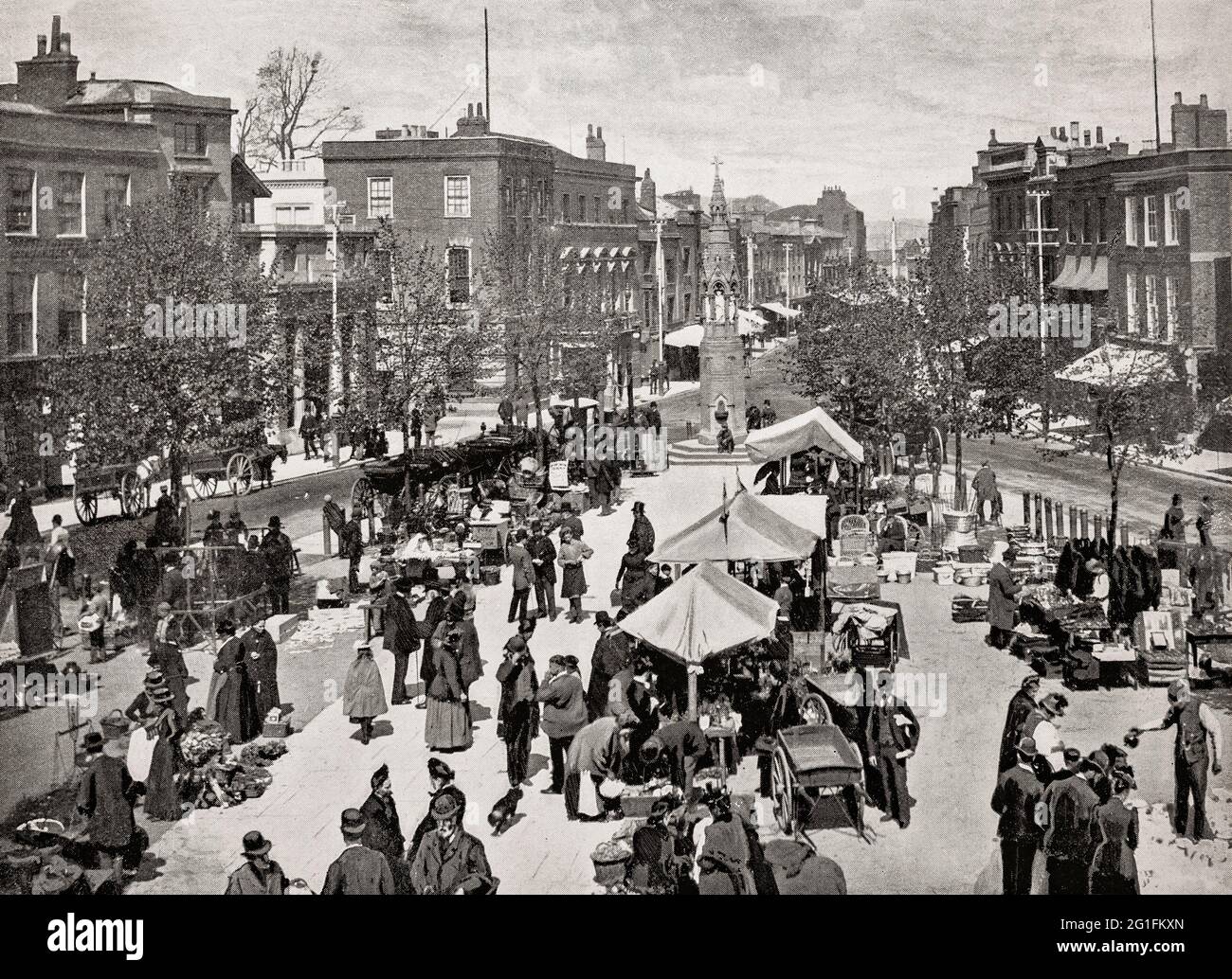 Ein Blick aus dem späten 19. Jahrhundert auf die Käufer und Verkäufer auf dem Street Market in der Parade oder dem Market Place in Taunton, Somerset, England. Stockfoto