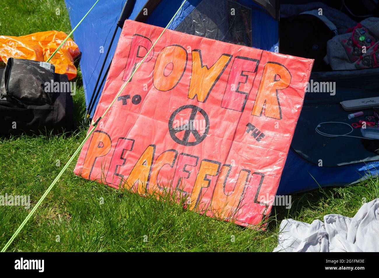 Farbenfrohe Schilder in einem Protestcamp für die Freiheit auf Shepherd's Bush Green, London, Großbritannien. Juni 2021 Stockfoto