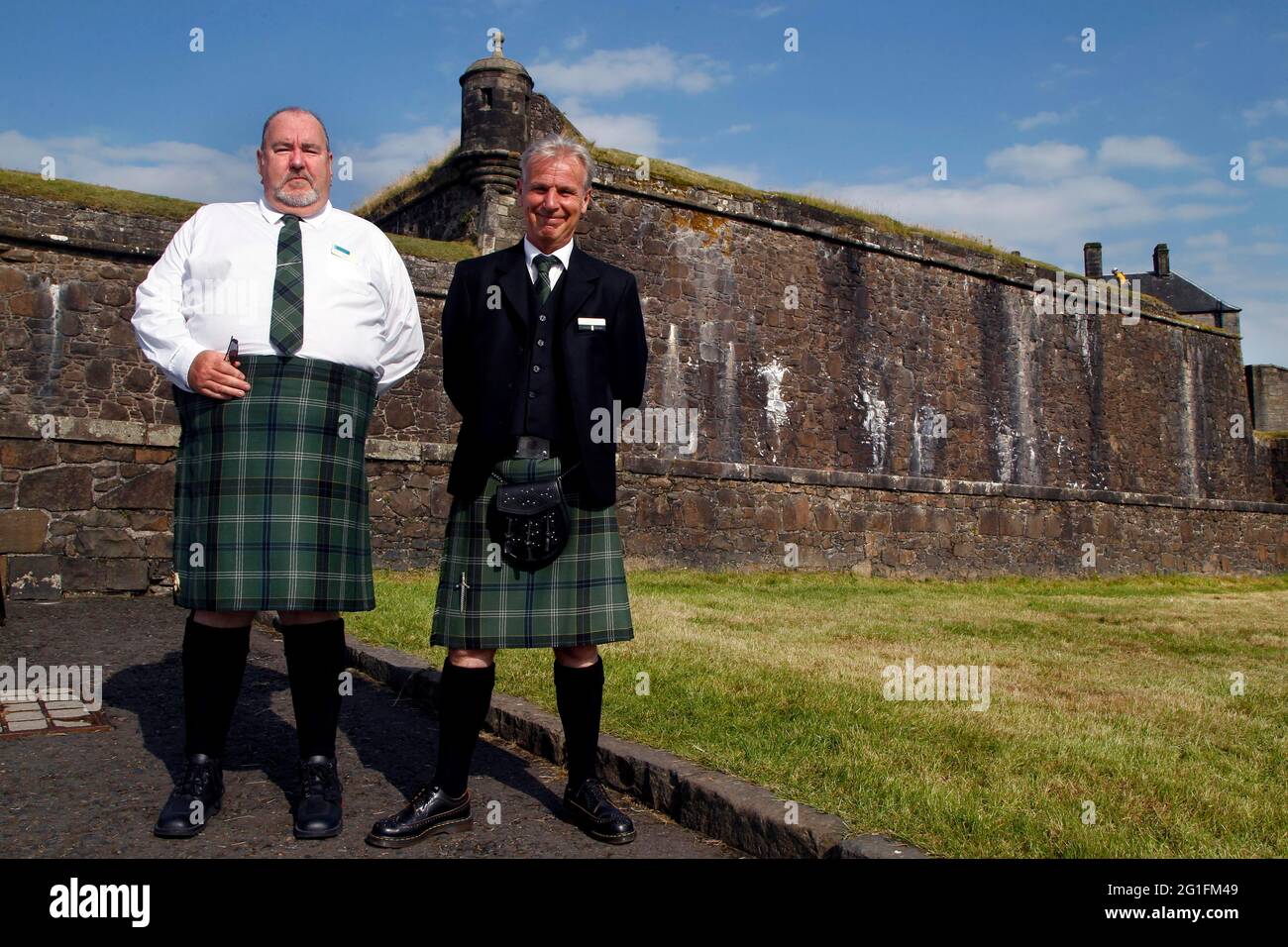 Männer in Kilts, 2 Kilts, Tartan, vor Stirling Castle, Castle, Castle Hill, Battle of Bannockburn, Stirling, Stirling und Falkirk, Midlands Stockfoto