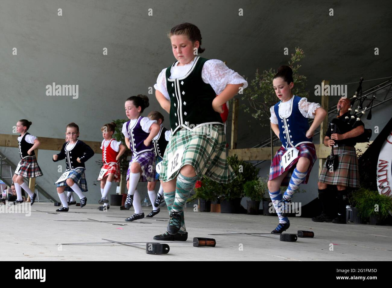 Highlandgames, Highland Spiele, Highland dance, Highland dance, Mädchen, Schwerttanz, Schwerttanz, Tartan, Karo, Schottland, Großbritannien, Antigonisch Stockfoto