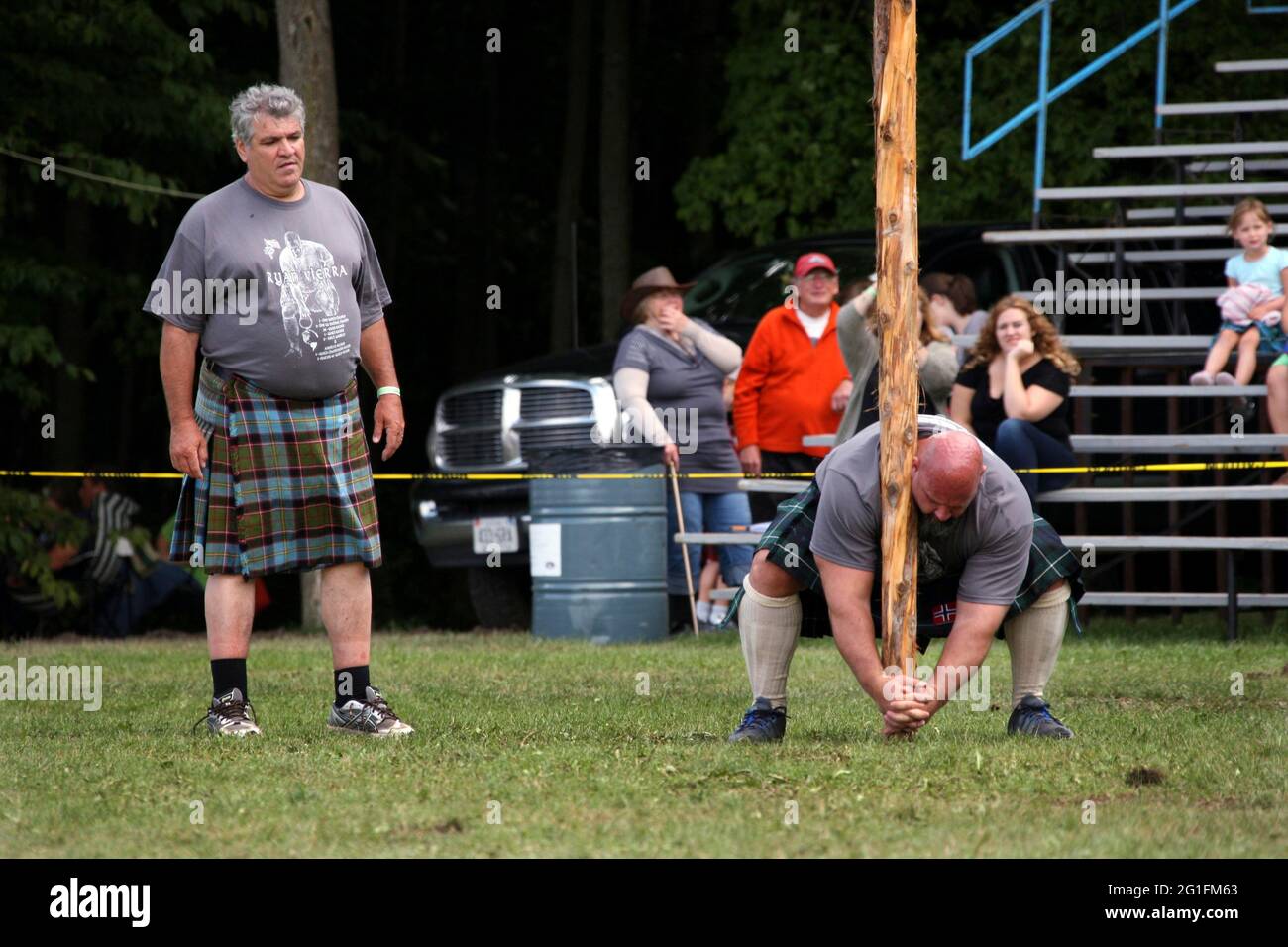 Highlandgames, Highland Games, Athlet, Sportsman, Kilt, Schwere Ereignisse Herausforderung, Werfen des Baumstammes, Werfen, log werfen, Schottland, Nordamerika Stockfoto