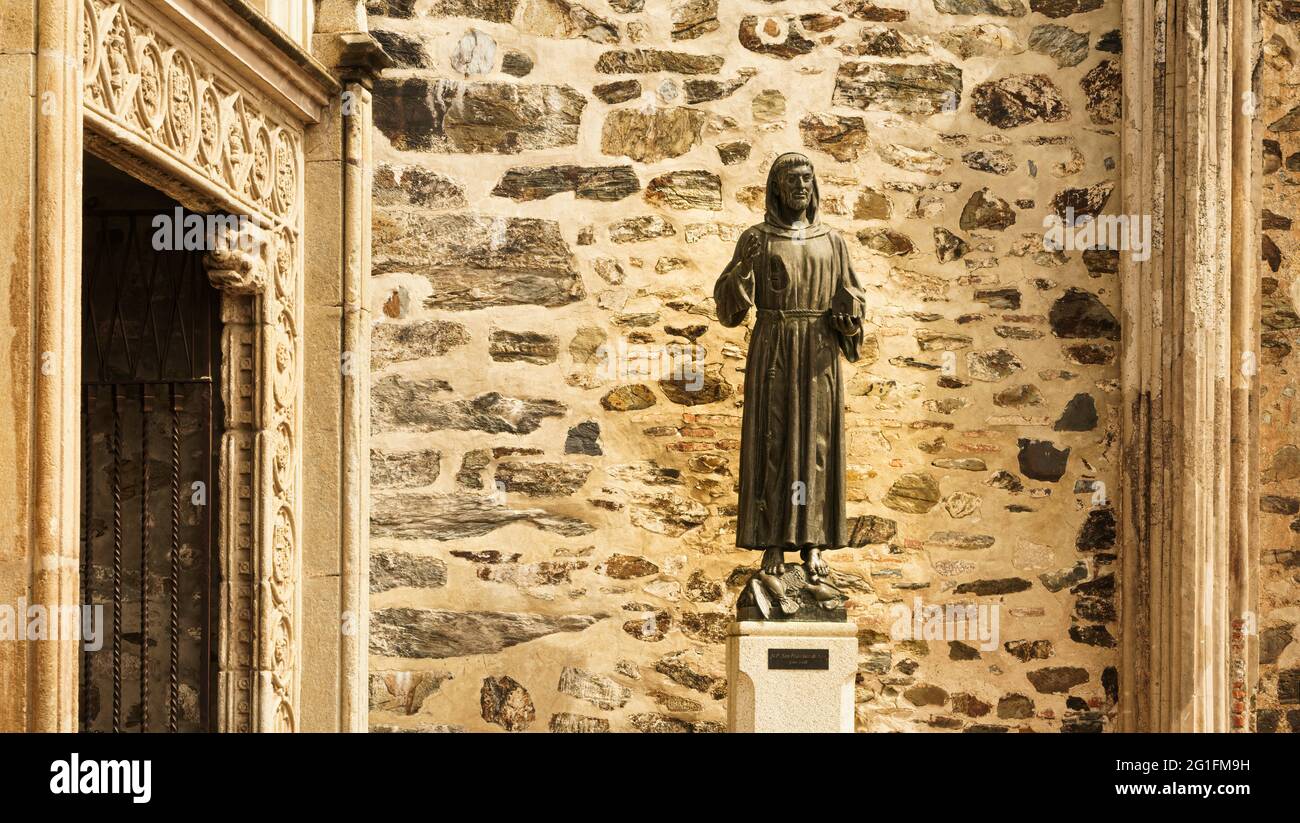 Statue des Heiligen Franziskus von asissi vor den Toren des Franziskanerklosters von Guadalupe in Caceres, Spanien. Stockfoto Statue des Heiligen Franziskus von asissi vor den Toren des Franziskanerklosters von Guadalupe in Caceres, Spanien. Stockfoto