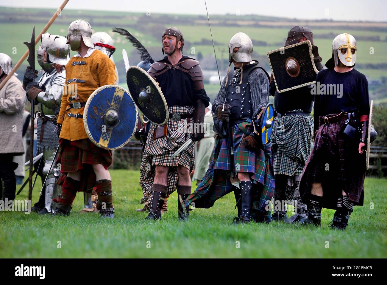 Schlacht von Tintagel, Schlachtnachstellung, historische Schlacht, Teilnehmer, Männer im Kilt, Tartan, Schwert und Schild, King Arthur, Tintagel, Cornwall Stockfoto