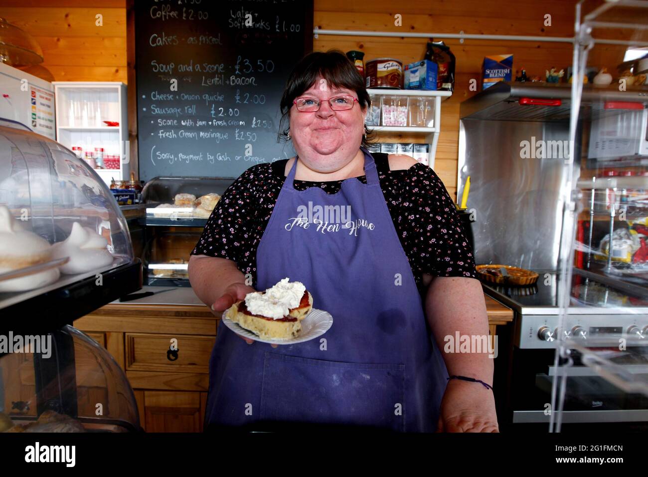 The Hen House Takeaway, Vermieterin, fette Frau, Scones, Tee Zeit Gebäck, Achleck, Mull, Innere Hebriden, Hebriden, Highlands, Highland, Schottland, United Stockfoto