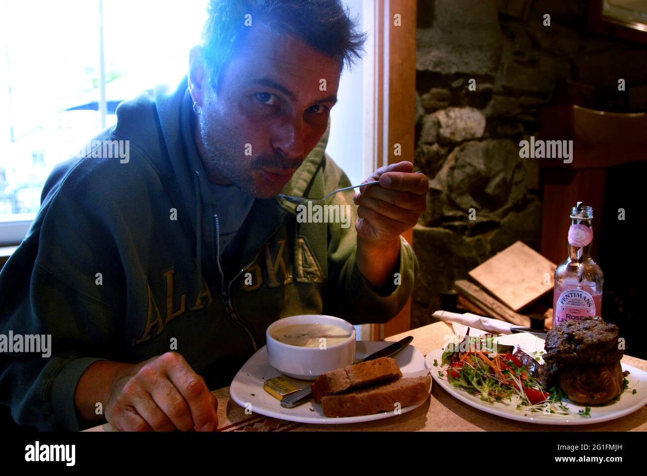 Das Tea Garden Cafe, Restaurant, Mann, Mann isst Cullen-Skink, dicke schottische Suppe aus geräuchertem Schellfisch, Fischsuppe, Haggis mit gebackenen Kartoffeln, schottisch Stockfoto