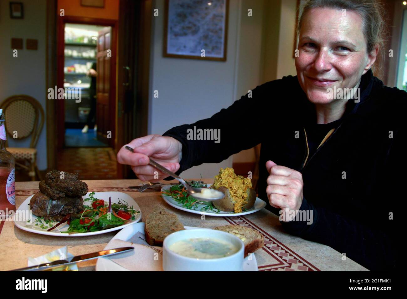 Das Tea Garden Cafe, Restaurant, Frau, Frau isst cullen-Skink, dicke schottische Suppe aus geräuchertem Schellfisch, Fischsuppe, Haggis mit gebackenen Kartoffeln Stockfoto