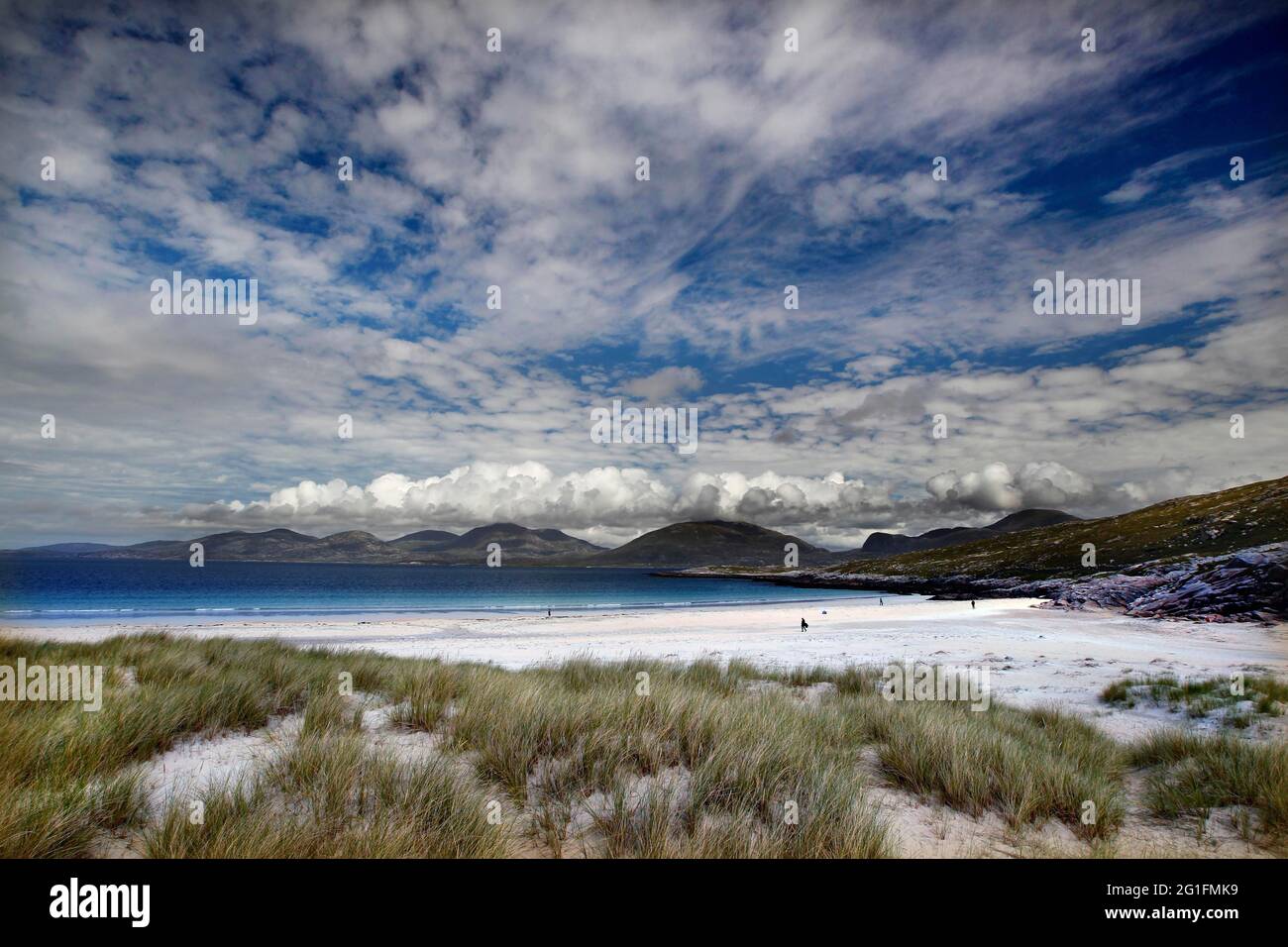 Luskentire Strand, weißer Sandstrand, Dünen, Dünengras, Nordatlantik, Himmel mit Wolken, Wolkenformation, Isle of Harris, Äußere Hebriden, Western Stockfoto