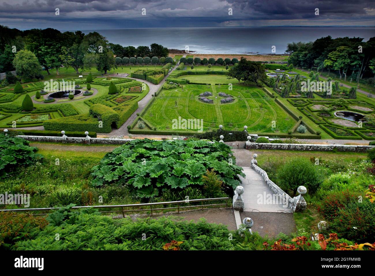 Dunrobin Castle, Garten, Gärten von Sir Charles Barry, Barockgarten, blick auf die italienische Küstengartenterrasse, Erdgeschoss, Stammsitz Clan Stockfoto