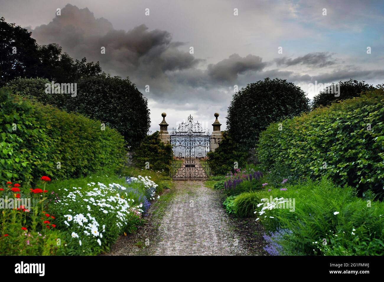 Schloss Dunrobin, Schloss, Garten, Gärten von Sir Charles Barry, Barockgarten, italienischer Küstengarten, Parterre, Tor, Weg, Stammsitz Clan Stockfoto