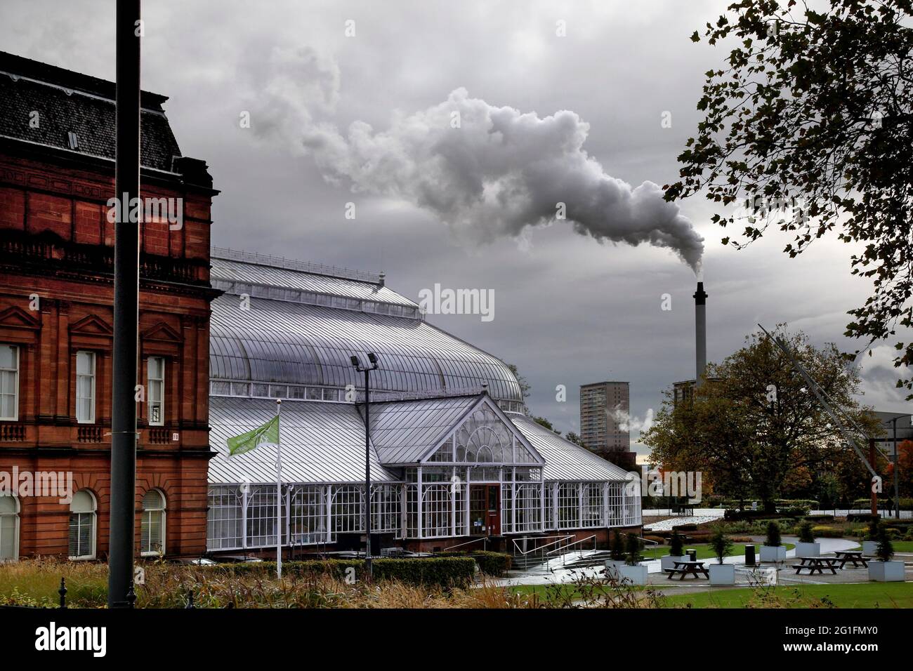 Glasgow Green, Volkspalast, Museum, Wintergärten, Schornstein, Rauch, Industriekamin, Park Glasgow, Schottland, Großbritannien Stockfoto