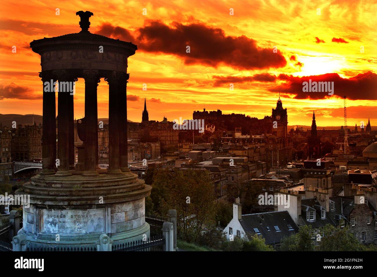 Sonnenaufgang, Orange, Calton Hill, UNESCO-Weltkulturerbe, Dugald Stewart Monument, Panoramablick, Blick über die Princess Street zum Edinburgh Castle, Schloss Stockfoto