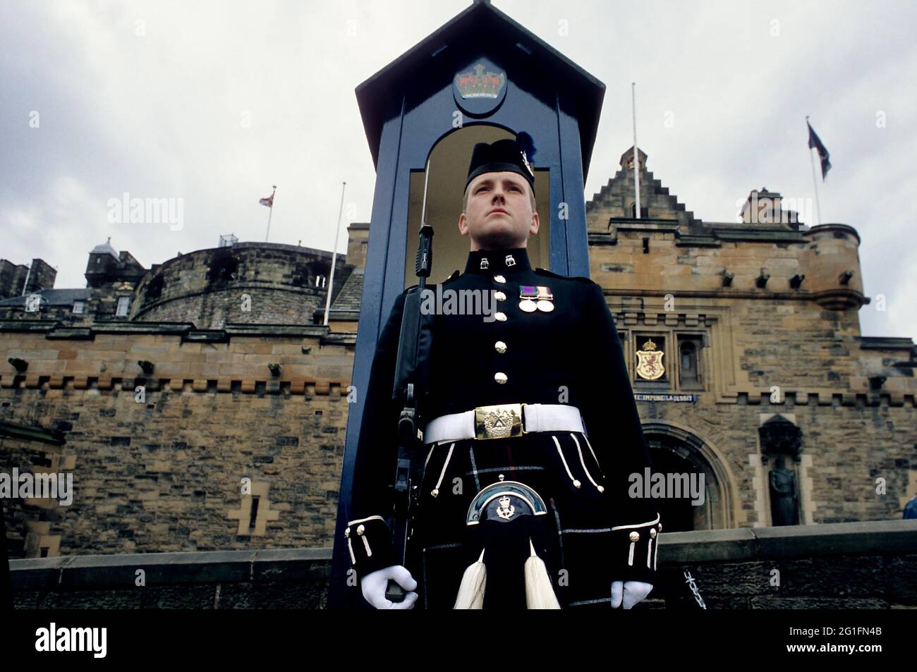 Edinburgh Castle, Castle, Castle Rock, Eingangstor, Wache, Soldat, Kilt, Kilt, Wachhaus, Edinburgh, Schottland, Großbritannien Stockfoto