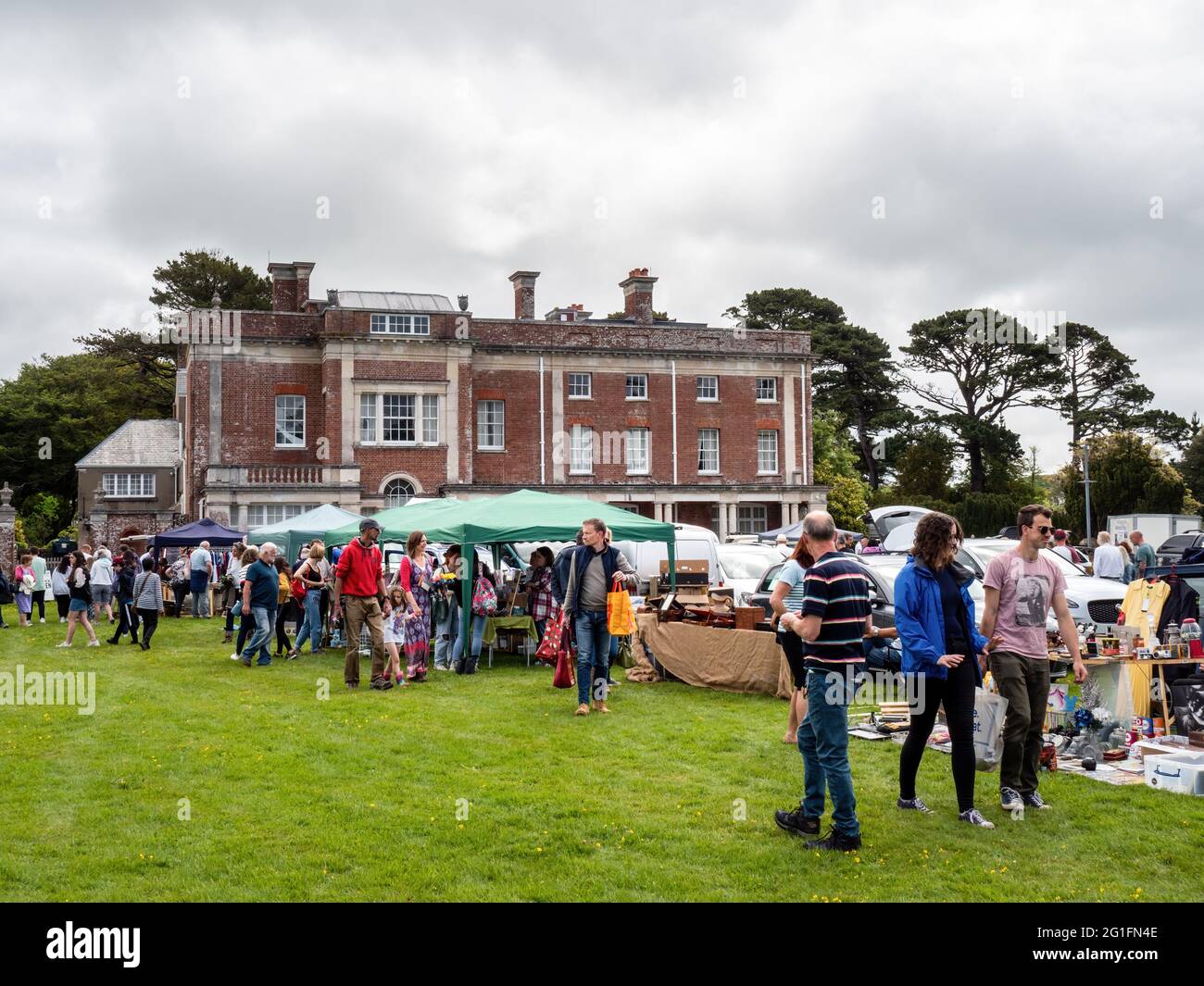 INSTOW, NORTH DEVON, ENGLAND - JUNI 6 2021: Besucher genießen die Vintage Fair und den Flohmarkt von Tapeley Park Gardens. Stockfoto