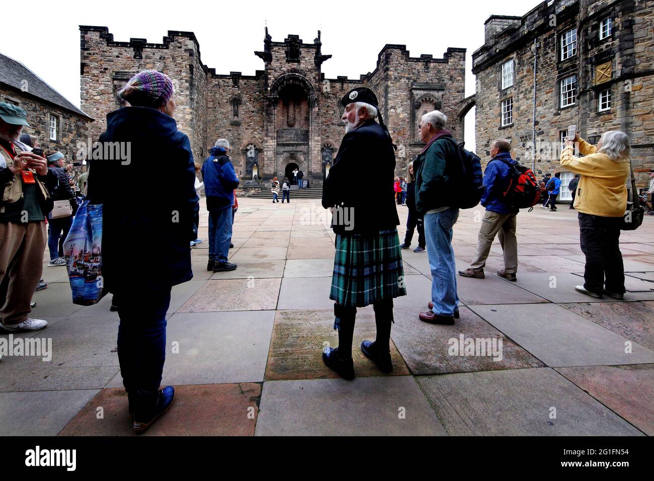 Edinburgh Castle, Castle, Castle Rock, Cannon, Castle Square, Touristen, Reiseführer in Kilt, Kilt, Edinburgh, Schottland, Großbritannien Stockfoto