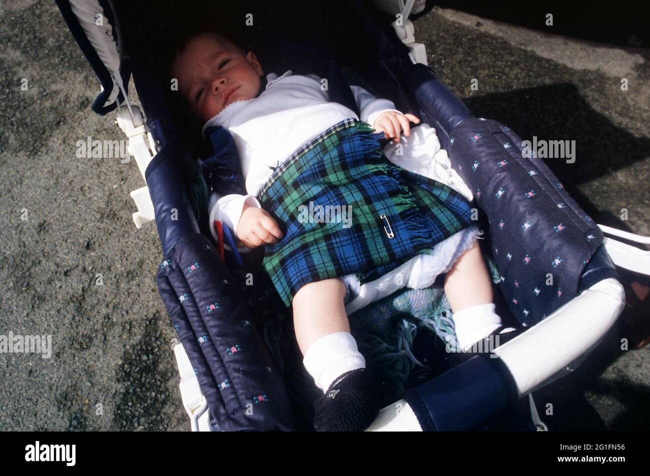 Kinderwagen, König, Baby mit Tartan, Kilt, Tartanrock, Glasgow, Schottland, Großbritannien Stockfoto