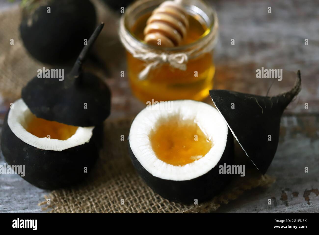 Schwarzer Rettich mit Honig. Hausgemachte Hustenmedizin. Volksmittel gegen Immunität. Stockfoto