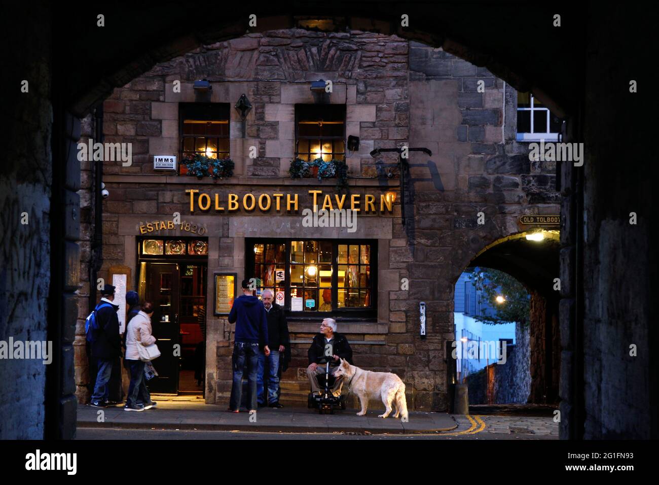 Pub, Tollbooth Tavern, Gäste vor dem Pub, Gebäude aus 1591, Royal Mile, Altstadt, Edinburgh, Schottland, Vereinigtes Königreich Stockfoto