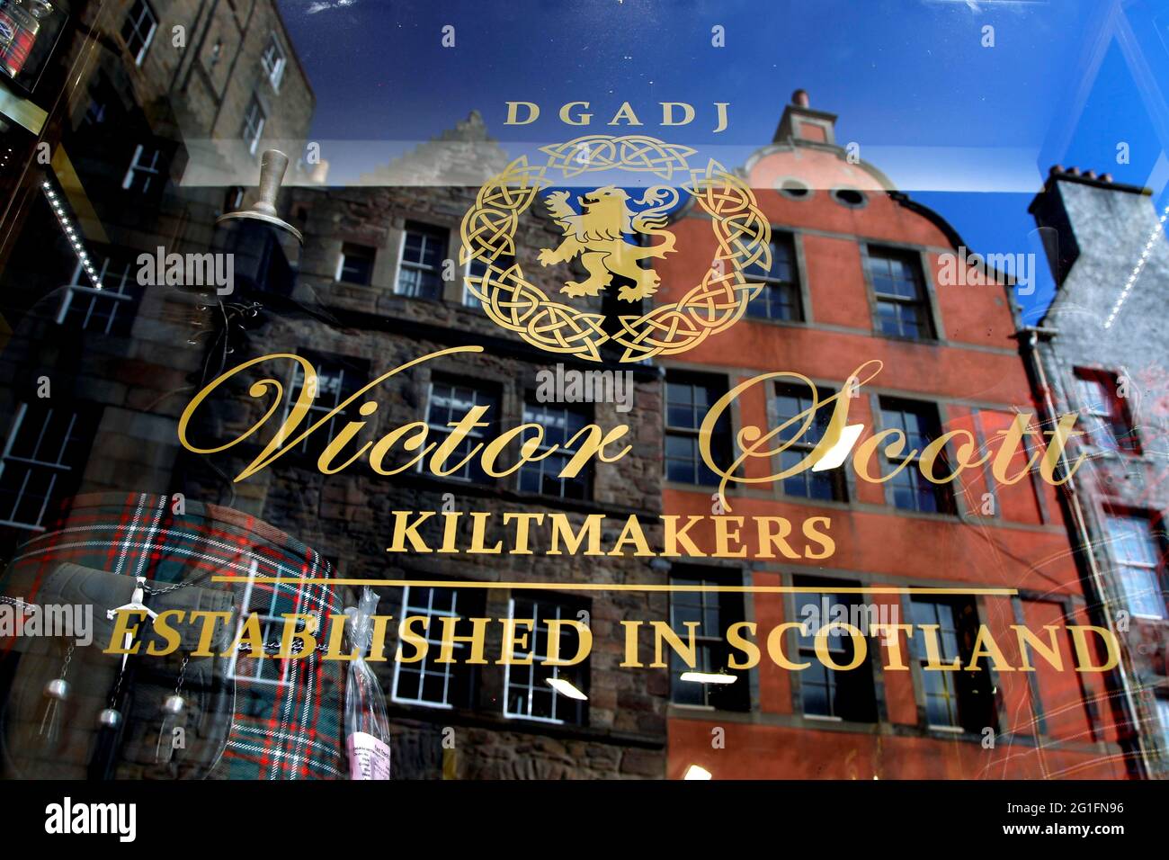 Schaufenster Kiltmaker, Kiltmaker, Golden Writing, Reflection Houses, Victoria Street, Altstadt, Altstadt, Edinburgh, Schottland, Großbritannien Stockfoto