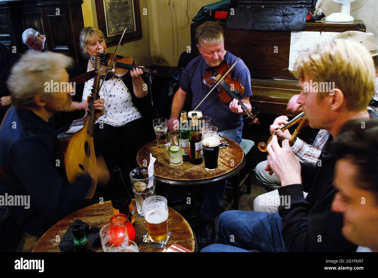 Pub, Pub, Musiker, Folk, Sandy Bells Music Pub, Altstadt, Altstadt, Edinburgh, Schottland, Vereinigtes Königreich Stockfoto