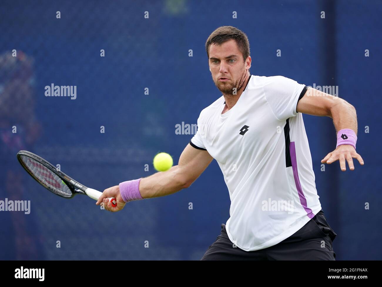 Der Kroatische Borna Gojo ist während des dritten Tages der Viking Open im Nottingham Tennis Center gegen den belgischen Ruben Bemelmans im Einsatz. Bilddatum: Montag, 7. Juni 2021. Stockfoto