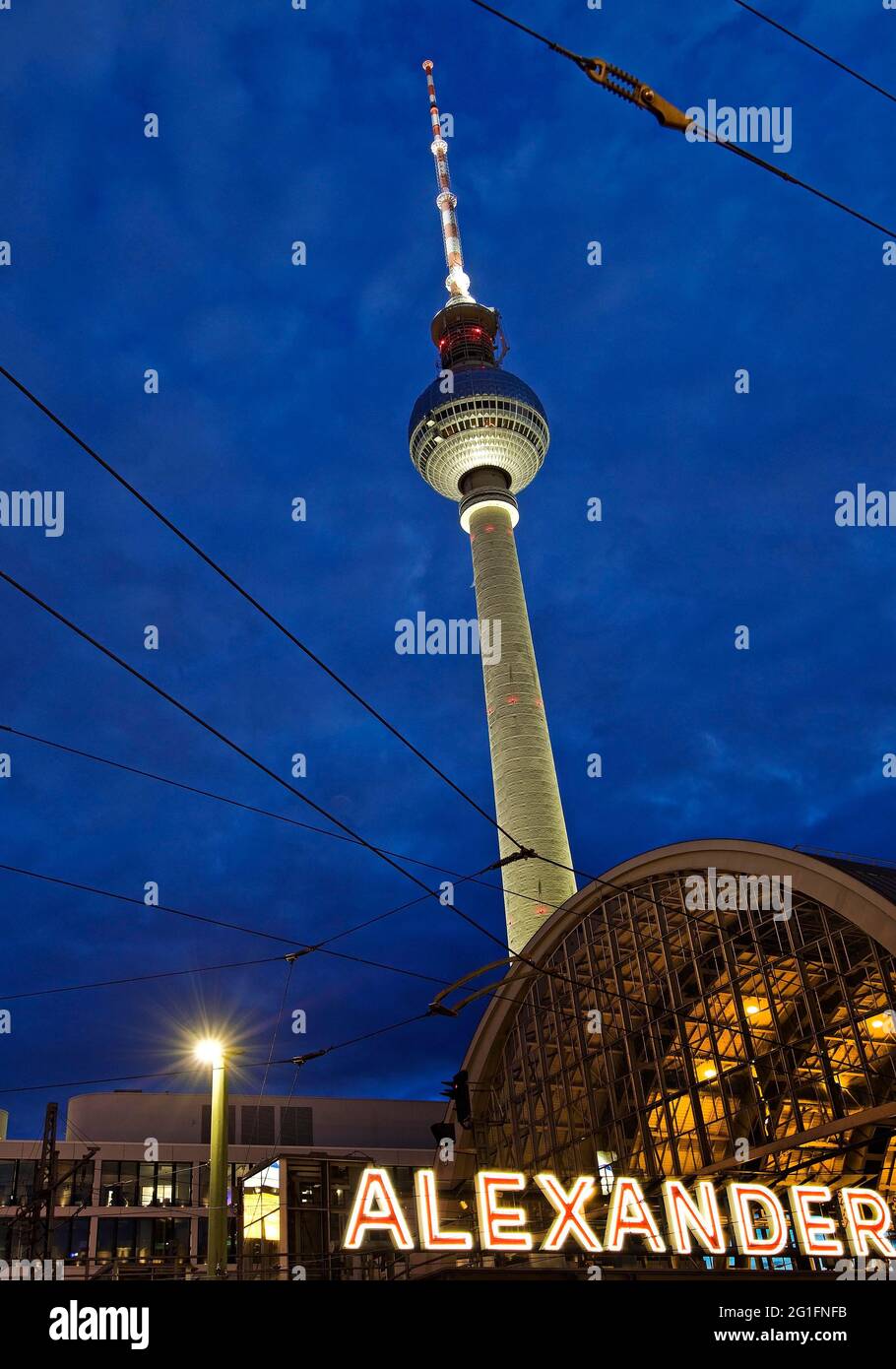 Alexanderplatz S-Bahn-Station mit dem Berliner Fernsehturm am Abend, Alexanderplatz, Berlin Mitte, Berlin, Deutschland Stockfoto