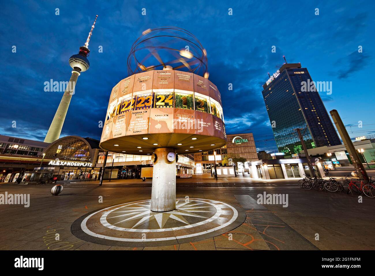 Alexanderplatz mit dem Berliner Fernsehturm und der Urania-Weltzeituhr am Abend, Berlin Mitte, Berlin, Deutschland Stockfoto