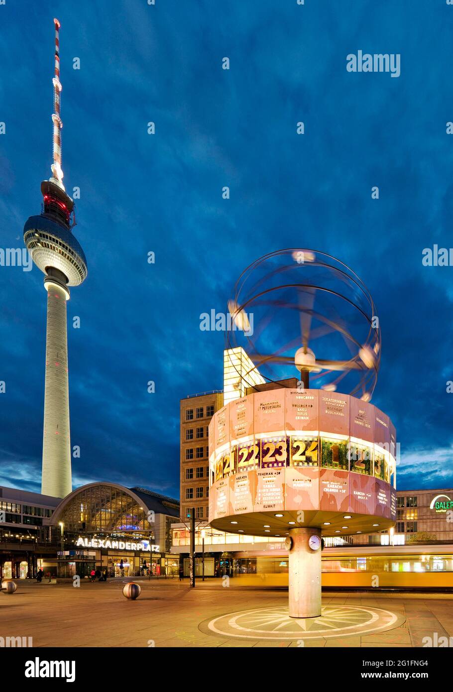 Alexanderplatz mit dem Berliner Fernsehturm und der Urania-Weltzeituhr am Abend, Berlin Mitte, Berlin, Deutschland Stockfoto