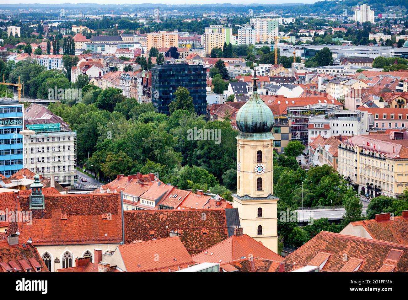 Graz, Österreich - Mai 28 2019: Luftaufnahme der Franziskanerkirche Graz in der Innenstadt. Stockfoto