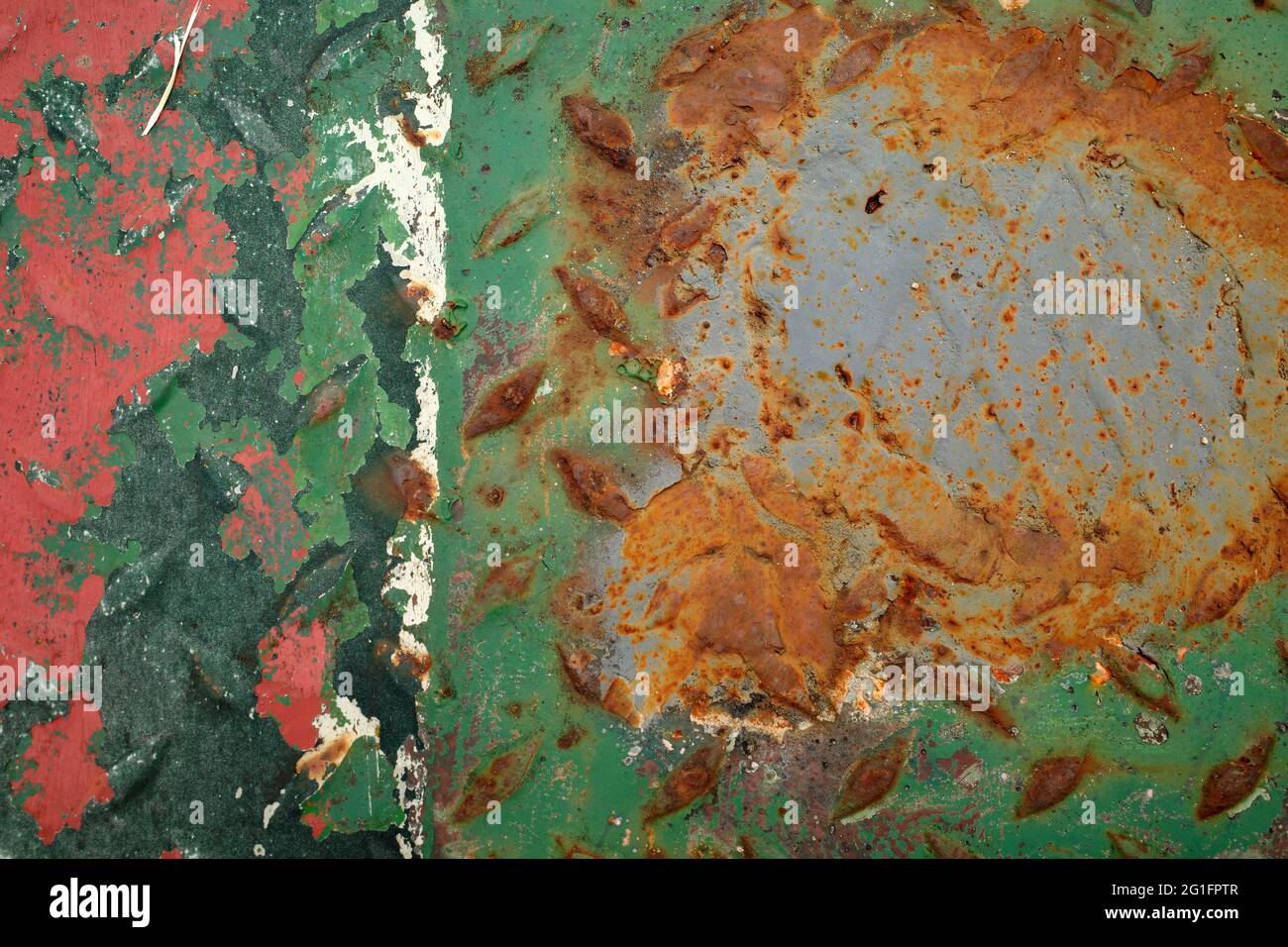 Altes verrosttes Stück Eisen mit mehreren Schichten verschwindende Farbe Stockfoto