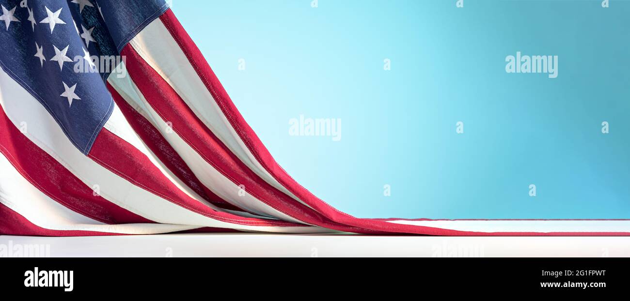 Flagge der Vereinigten Staaten von Amerika auf weißem Tisch auf blauem Himmel Hintergrund. Feier des 4. Juli oder des US-Unabhängigkeitstages im Hintergrund Stockfoto
