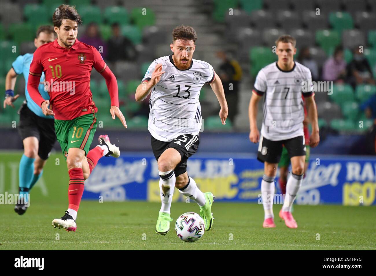 Ljubljana, Slowenien. Juni 2021. Salih Oezcan (GER) auf dem Ball, der Action, den Duellen gegen Daniel BRAGANCA (POR). Deutschland (GER) - Portugal (POR) 1-0, Fußball U-21, UEFA Under21 Europameisterschaft 2021 in Ungarn/Slowenien am 06.06.2021 in Ljubljana, Stozice Stadium. Kredit: dpa/Alamy Live Nachrichten Stockfoto