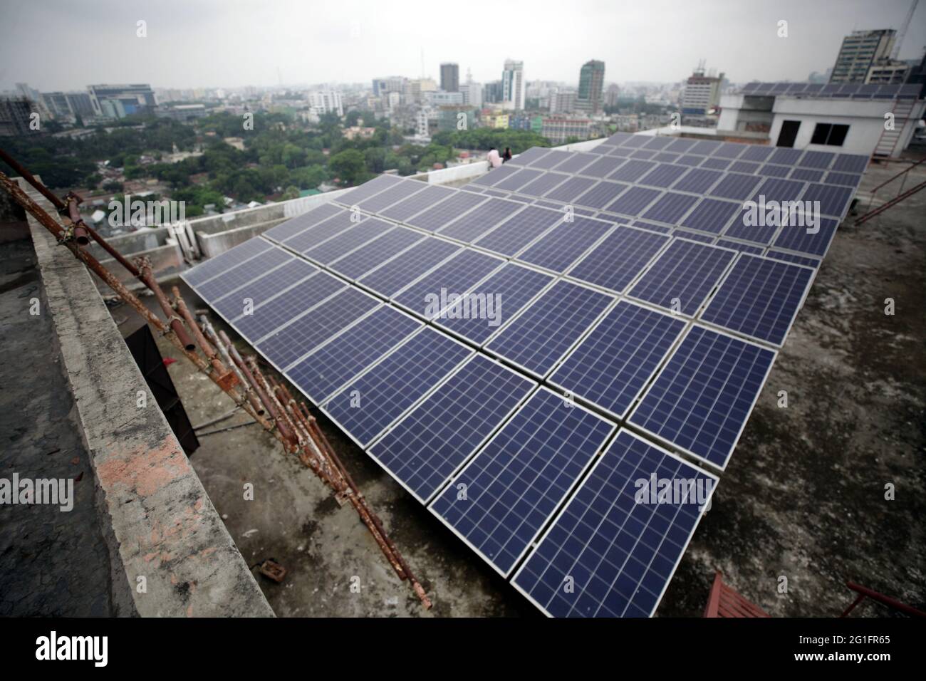 Jun 07 2021.Dhaka, bangladesch,Solarenergie trägt mehr neuen Strom ins Netz als jede andere Form von Energie – eine Leistung, die mehr von der eu angetrieben wird Stockfoto